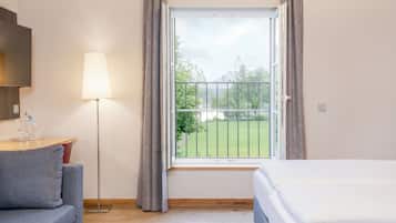 Panoramic-Doppel- oder -Zweibettzimmer | Zimmersafe, Schreibtisch, laptopgeeigneter Arbeitsplatz