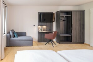 Comfort tweepersoonskamer | Een kluis op de kamer, een bureau, een laptopwerkplek