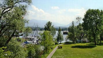 Private beach, sun-loungers, beach umbrellas, beach towels