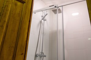 Shower, free toiletries, towels - Apartment 'Pio' with Balcony (Tremp)