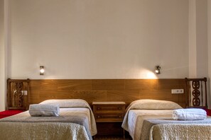 4 bedrooms, WiFi, bed sheets - Apartment 'Pio' with Balcony (Tremp)