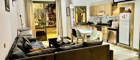 Design-Apartment | Wohnbereich | 50-Zoll-Smart-TV mit Satellitenempfang, Fernseher, Netflix