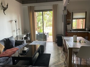 Smart TV 50-inci dengan saluran TV satelit, TV, dan Netflix