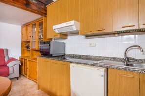 Fridge, microwave, oven, stovetop - Holiday Apartment "Casa Batlle Boix" with Mountain View & Wi-Fi (Les Esglésies)