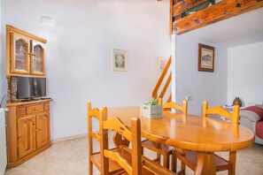 Dining - Holiday Apartment "Casa Batlle Boix" with Mountain View & Wi-Fi (Les Esglésies)
