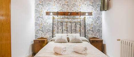 2 عدّة غرف نوم وواي فاي مجانًا وملاءات أسرّة