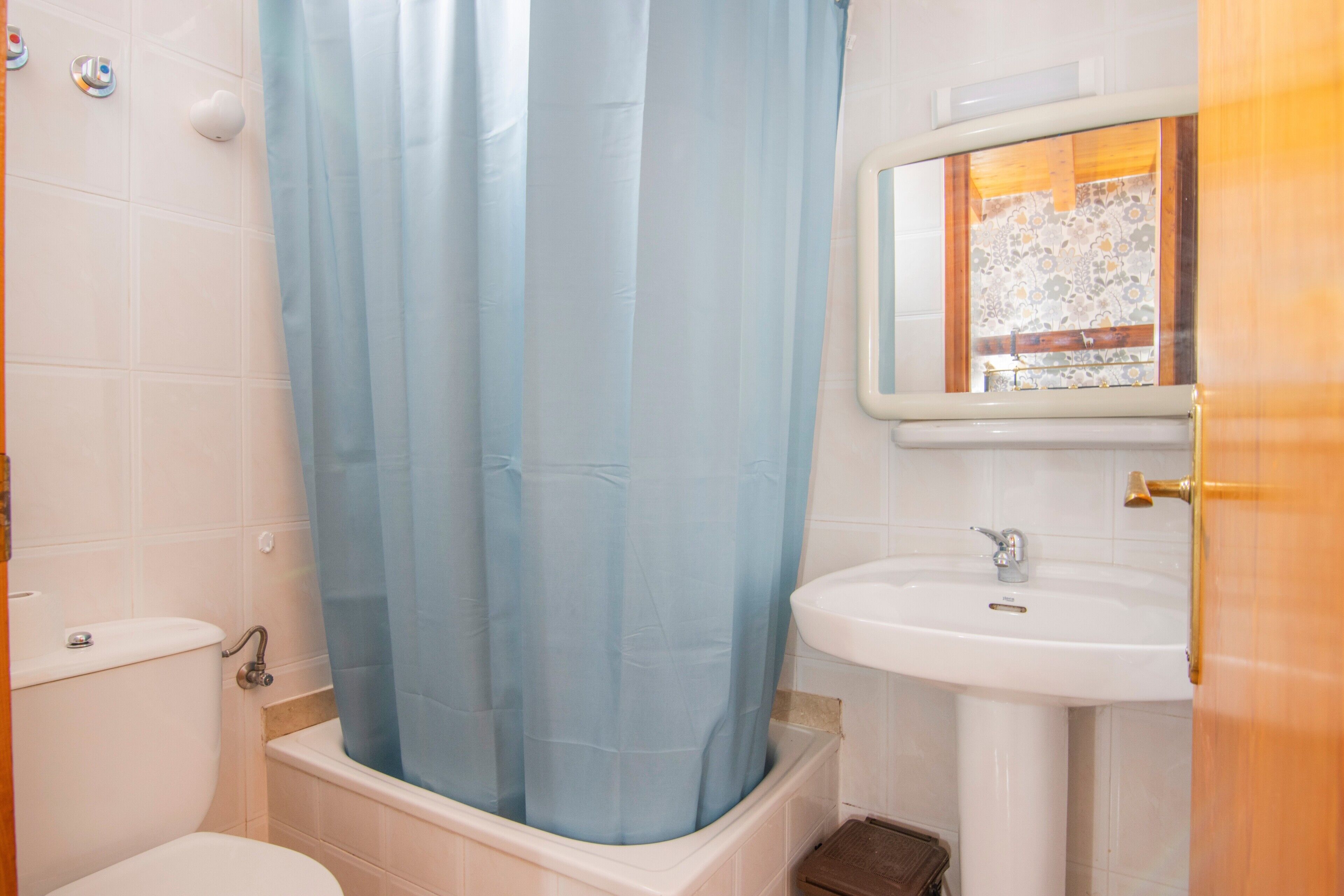 Un baño con bañera, inodoro y lavamanos.