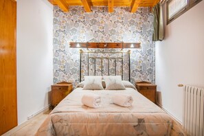 2 bedrooms, free WiFi, bed sheets - Holiday Apartment "Casa Batlle Boix" with Mountain View & Wi-Fi (Les Esglésies)