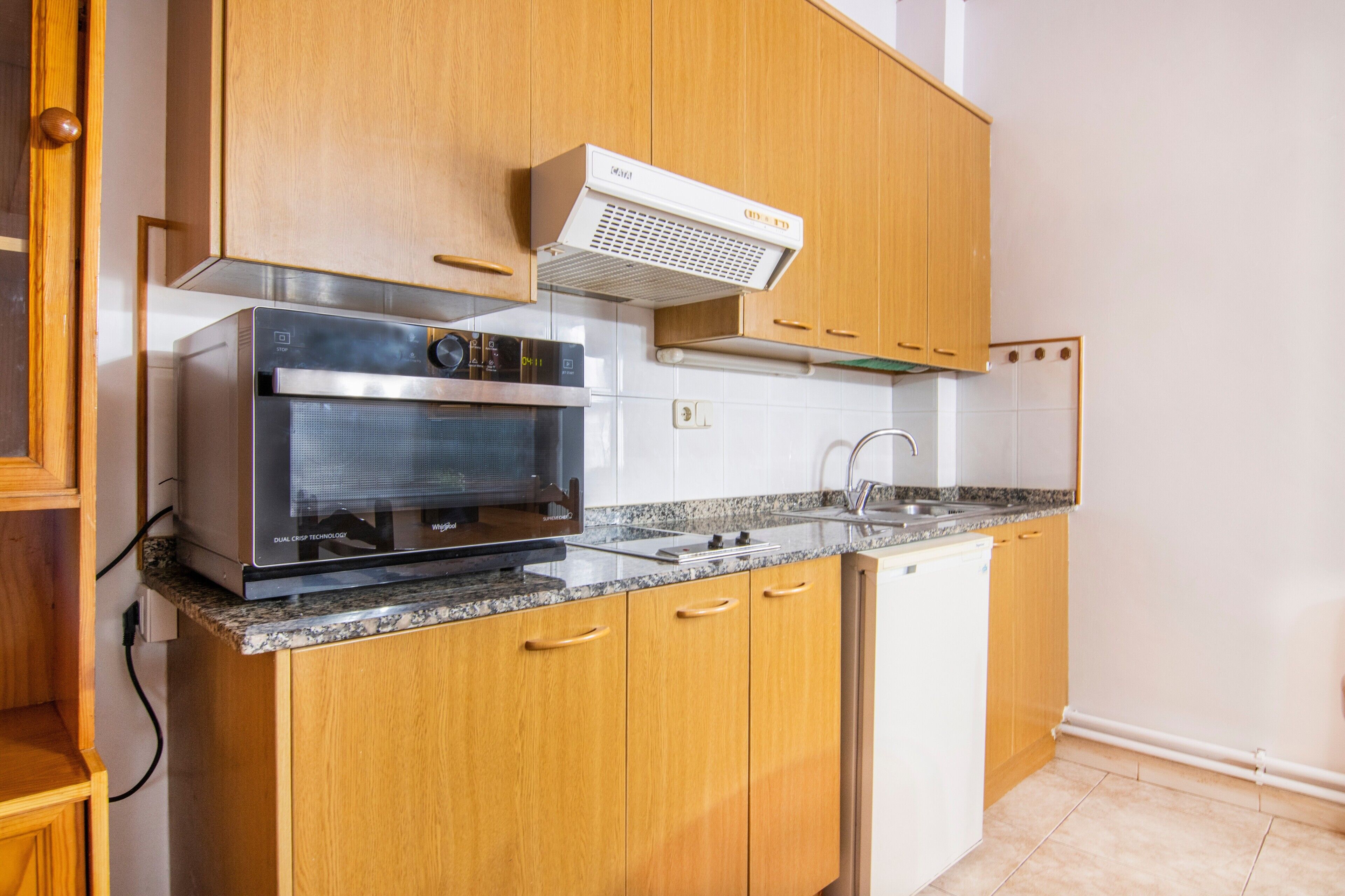 Een koelkast, een microgolfoven, een oven, een kookplaat