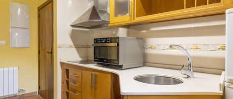 Frigorifero, microonde, forno, piano cottura