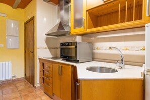 Fridge, microwave, oven, stovetop - Holiday Apartment "Mossen Batista Faig" with Mountain View, Private Terrace & Wi-Fi (Les Esglésies)