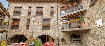Apartamento vacacional "Mossen Batista Faig" con vistas a la montaña, terraza privada y Wi-Fi