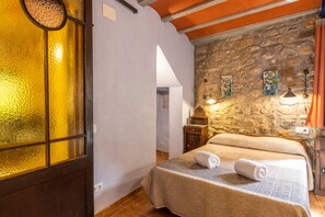 3 bedrooms, free WiFi, bed sheets - Holiday Apartment "Mossen Batista Faig" with Mountain View, Private Terrace & Wi-Fi (Les Esglésies)