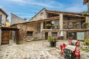 Outdoor dining - Holiday Apartment "Mossen Batista Til Ler" with Mountain View, Private Terrace & Wi-Fi (Les Esglésies)