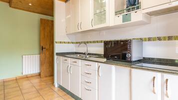 Kylskåp, mikrovågsugn, ugn och spishäll