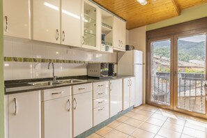 Fridge, microwave, oven, stovetop - Holiday Apartment "Mossen Batista Til Ler" with Mountain View, Private Terrace & Wi-Fi (Les Esglésies)