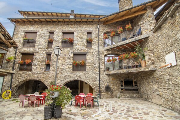 Outdoor dining - Holiday Apartment "Mossen Batista Til Ler" with Mountain View, Private Terrace & Wi-Fi (Les Esglésies)