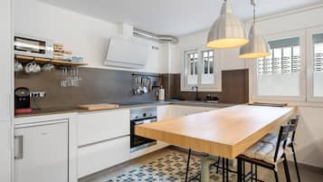 Een koelkast, een magnetron, een oven, een kookplaat