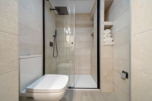 Een douche, een haardroger, handdoeken