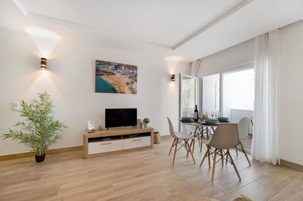 Dining - Holiday Apartment 'Quinta Do Paraíso' with Shared Pool, Shared Garden & Wi-Fi (Carvoeiro)