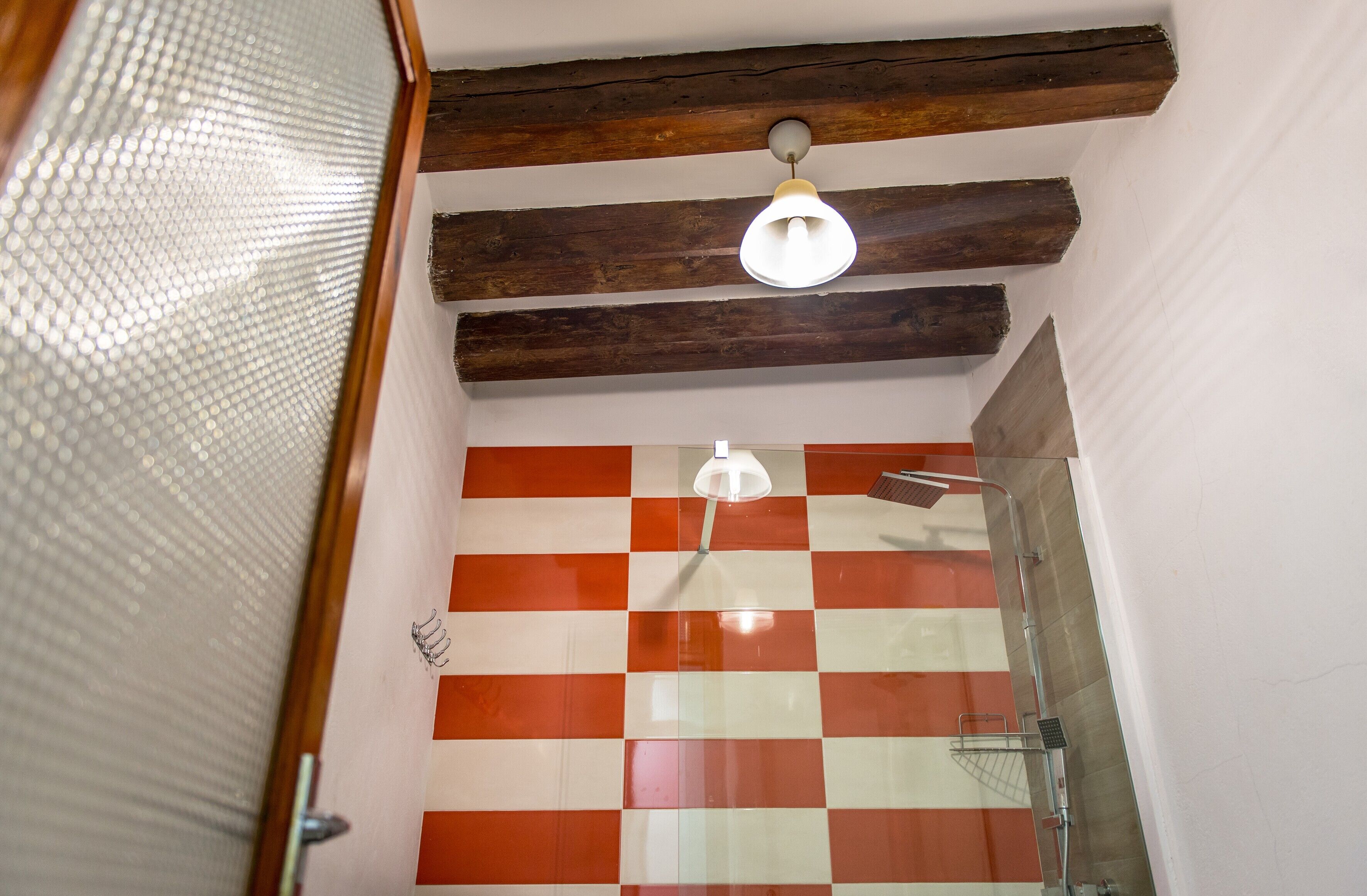 Een douche, gratis toiletartikelen, handdoeken