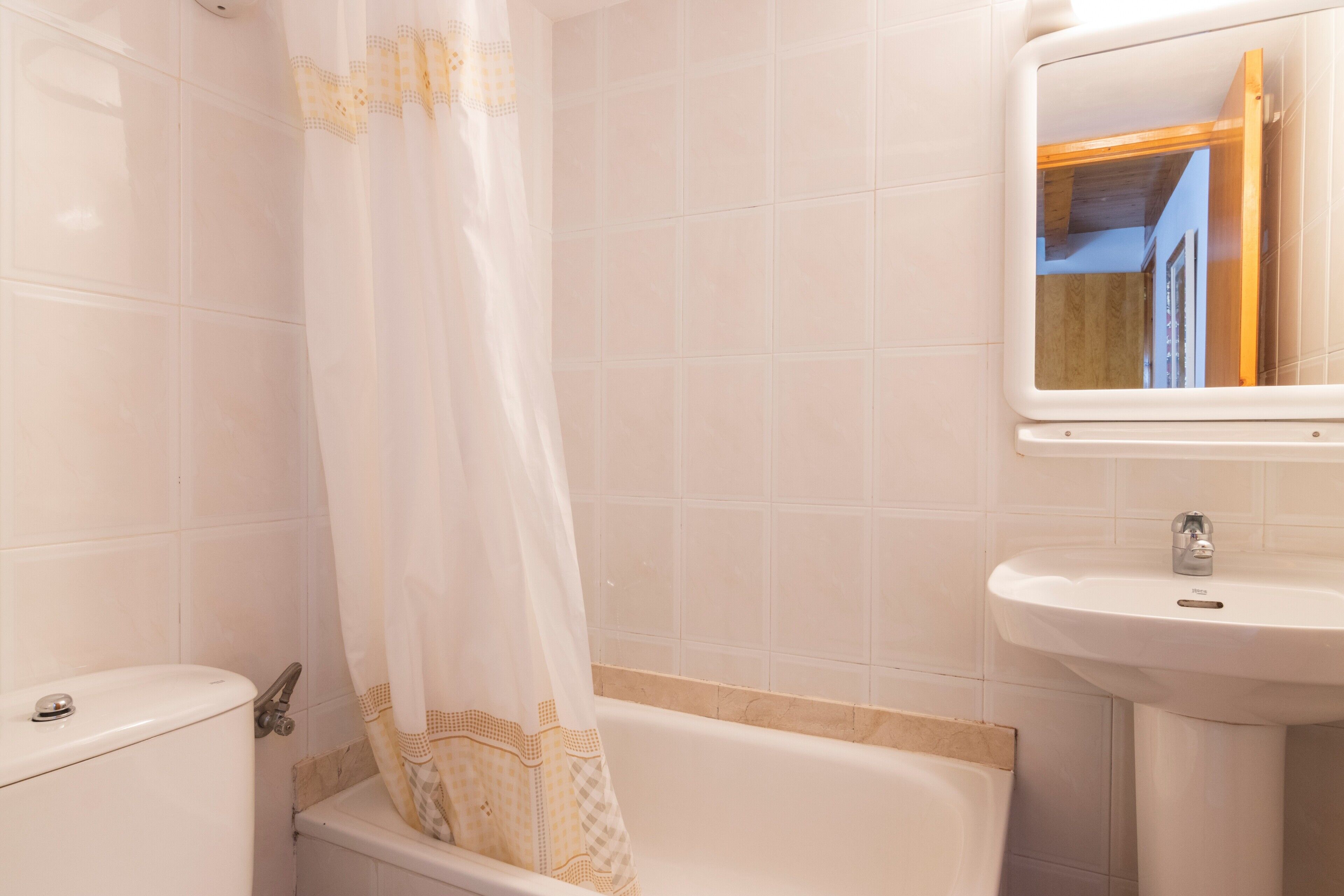 Une salle de bain avec une baignoire, des toilettes et un lavabo.