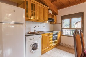 Fridge, microwave, oven, stovetop - Holiday Apartment "Casa Batlle Ginebro" with Mountain View & Wi-Fi (Les Iglésies)