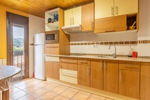 Fridge, microwave, oven, stovetop - Holiday Apartment "Mossen Batista Freixe" with Mountain View, Private Terrace & Wi-Fi (Les Esglésies)