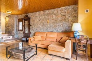 TV - Holiday Apartment "Mossen Batista Freixe" with Mountain View, Private Terrace & Wi-Fi (Les Esglésies)