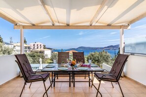 Outdoor dining - Holiday Apartment "Evagelia Luxury 2" with Sea View, Shared Pool & Wi-Fi (Nikiana)