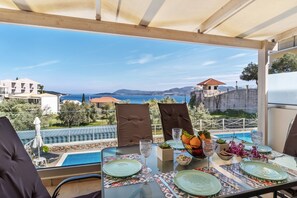 Outdoor dining - Holiday Apartment "Evagelia Luxury 2" with Sea View, Shared Pool & Wi-Fi (Nikiana)