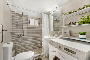 Shower, hair dryer, towels - Holiday Apartment "Evagelia Luxury 2" with Sea View, Shared Pool & Wi-Fi (Nikiana)