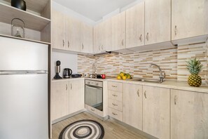 Fridge, oven, stovetop, electric kettle - Holiday Apartment "Evagelia Luxury 2" with Sea View, Shared Pool & Wi-Fi (Nikiana)