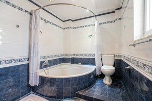 Tina, secadora de cabello, toallas 