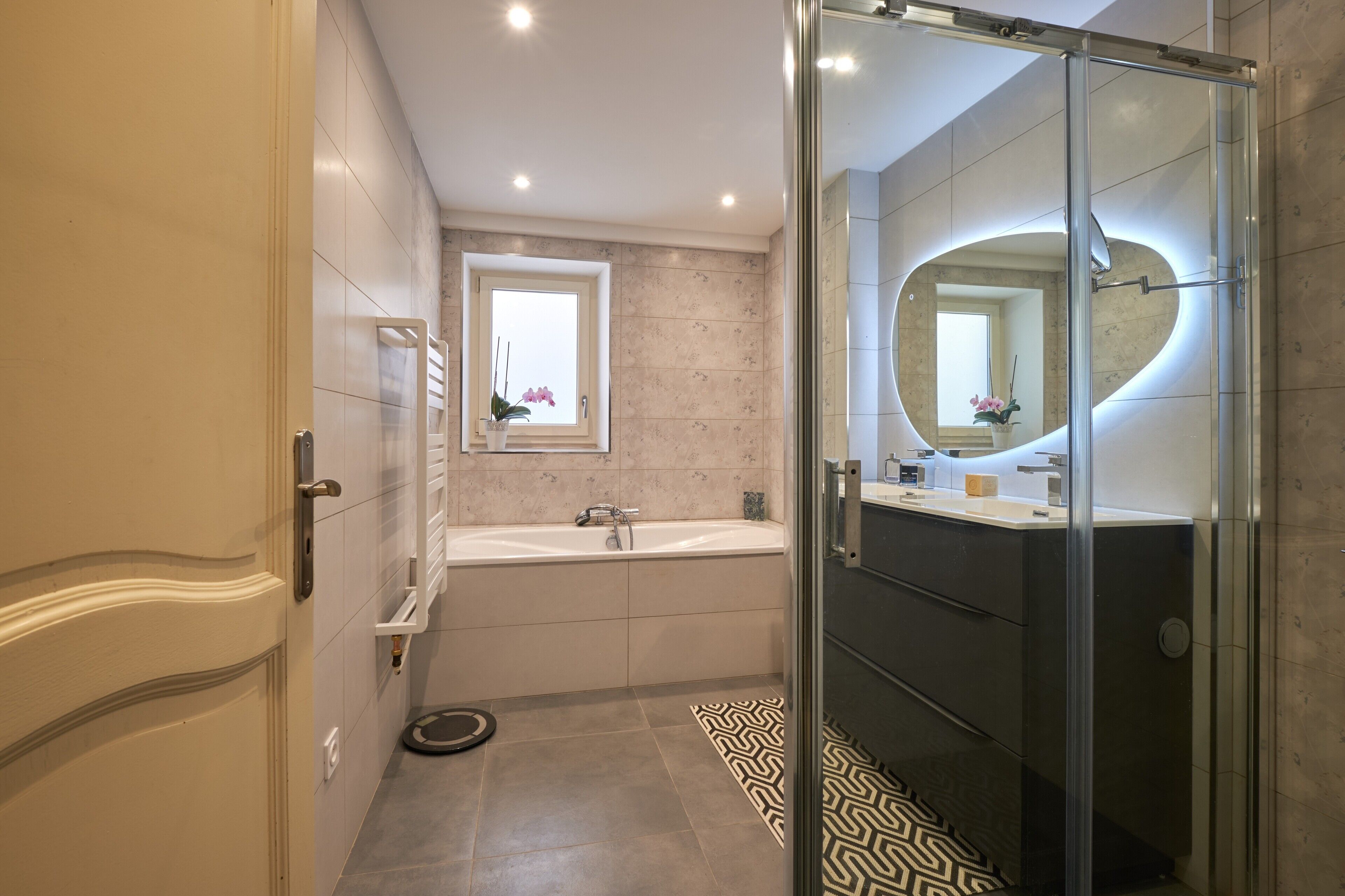 Badewanne, Haartrockner, Handtücher