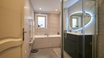 Badewanne, Haartrockner, Handtücher