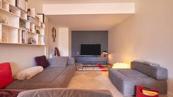 Televisie, een open haard en een dvd-speler
