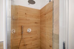 Douche, articles de toilette gratuits, sèche-cheveux