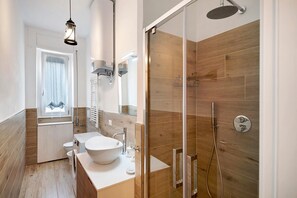 Bruser, gratis toiletartikler, hårtørrer, håndklæder