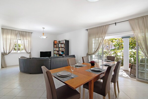 Dining - 'Villa Galé' with Terrace, Garden & Wi-Fi (Guia)