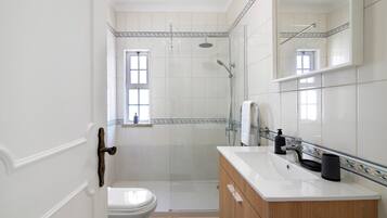 Bathtub, hair dryer, towels