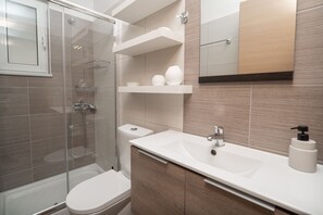 City appartement, 3 slaapkamers, uitzicht op de stad | Badkamer | Een douche, een haardroger, handdoeken, zeep