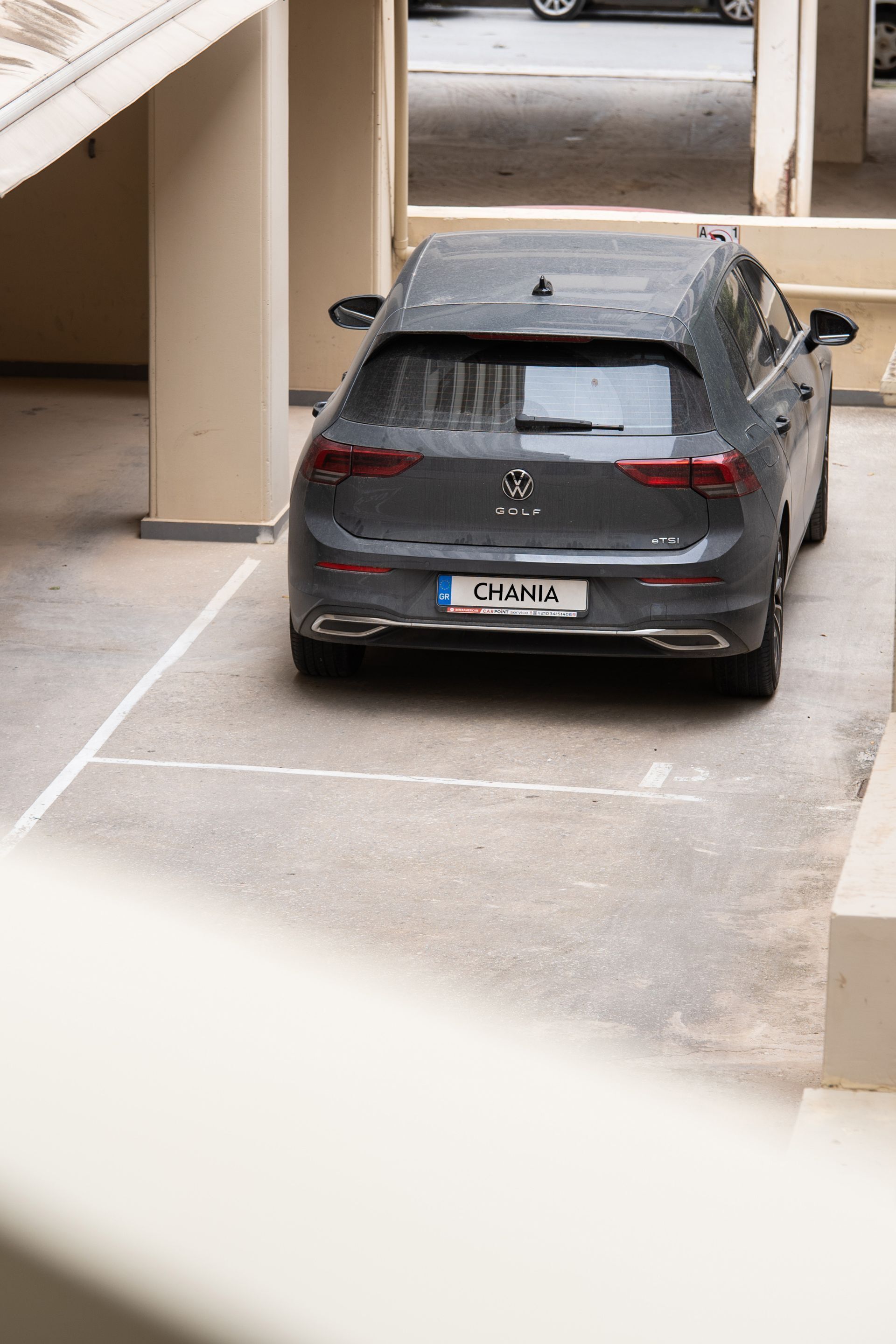 Une Volkswagen Golf était garée dans un parking couvert.