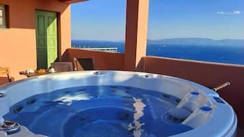 Villa with Hot Tub | 3 bedrooms, desk, soundproofing, iron/ironing board