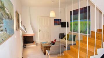 Standard Villa | Woonruimte | Een flatscreentelevisie, een open haard en streamingdiensten
