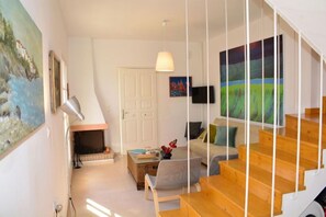 Standard Villa | Zona de estar | Una televisión de pantalla plana, una chimenea, servicios de streaming