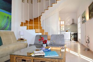 Televisión de pantalla plana, chimenea, servicios de streaming