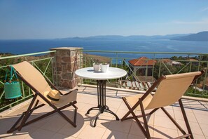 Villa with Hot Tub | Balkongutsikt