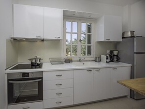 Deluxe Villa | Private kitchen | Electric kettle, dining tables