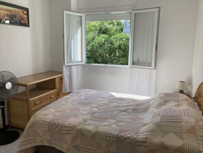 3 bedrooms, iron/ironing board, travel crib, free WiFi